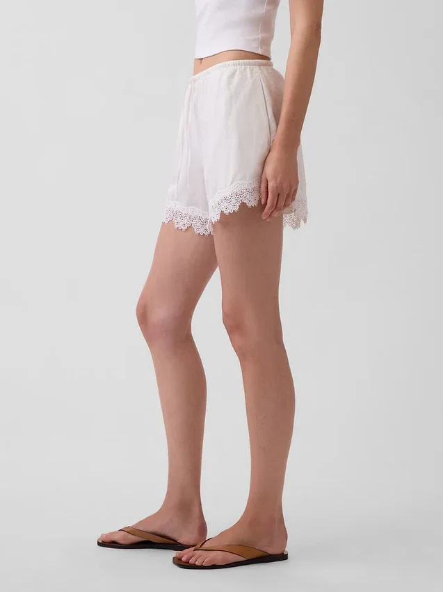 Pantaloncini a vita media da 4" in misto lino con bordi in pizzo