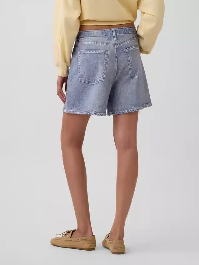 Pantaloncini comodi in maglia denim stampata a vita media da 5"