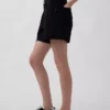 Pantaloncini corti a vita media da 4", morbidissimi e dal taglio morbido
