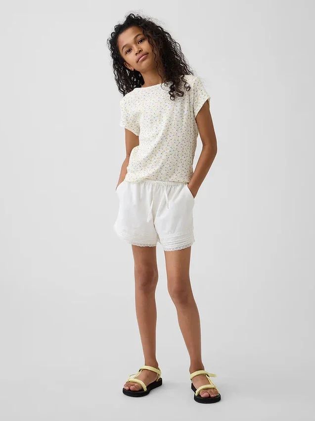 Pantaloncini facili da indossare in misto lino e cotone con bordi in pizzo per bambini