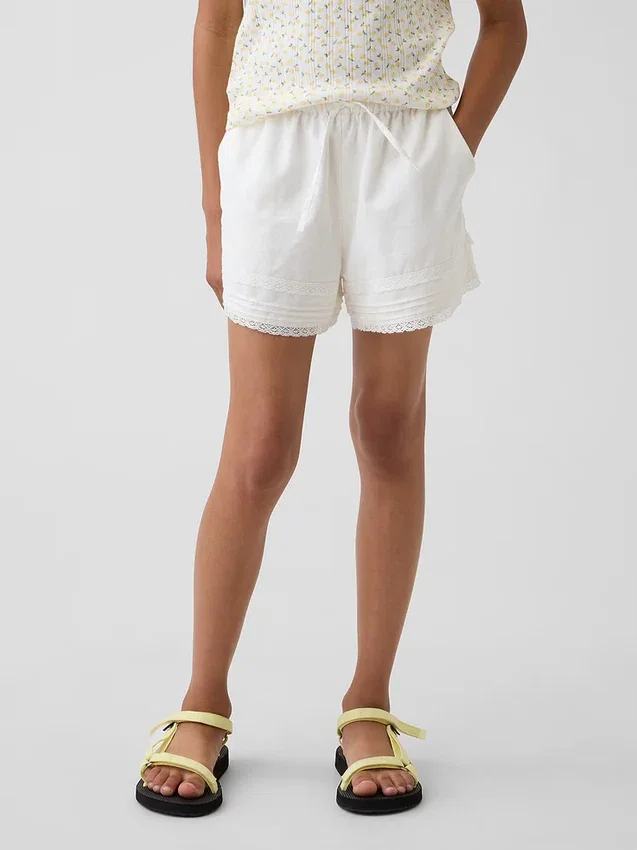 Pantaloncini facili da indossare in misto lino e cotone con bordi in pizzo per bambini