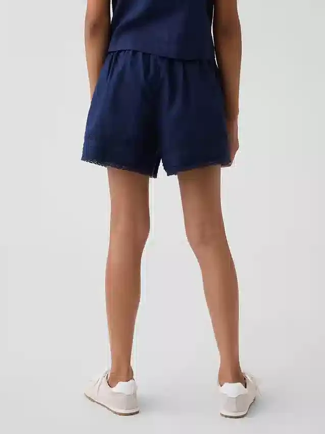 Pantaloncini facili da indossare in misto lino e cotone con bordi in pizzo per bambini