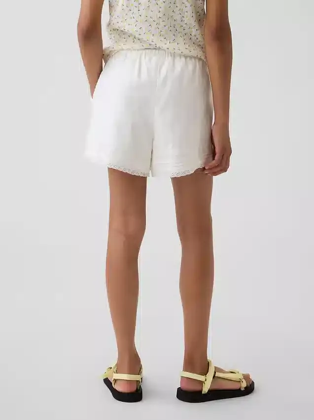 Pantaloncini facili da indossare in misto lino e cotone con bordi in pizzo per bambini