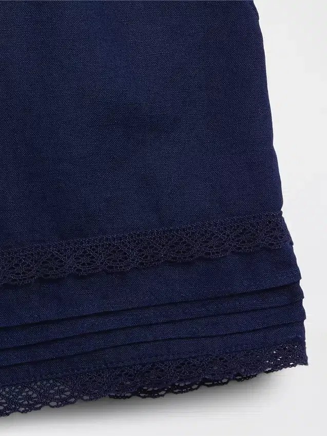 Pantaloncini facili da indossare in misto lino e cotone con bordi in pizzo per bambini