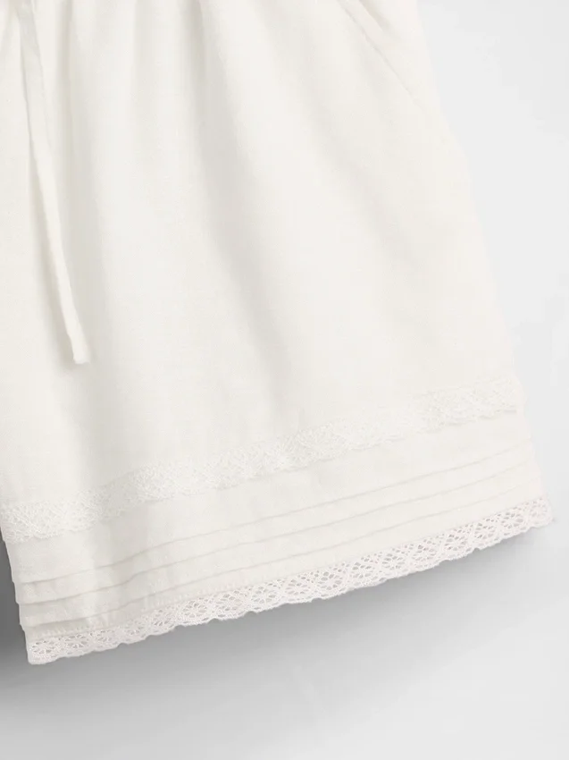 Pantaloncini facili da indossare in misto lino e cotone con bordi in pizzo per bambini