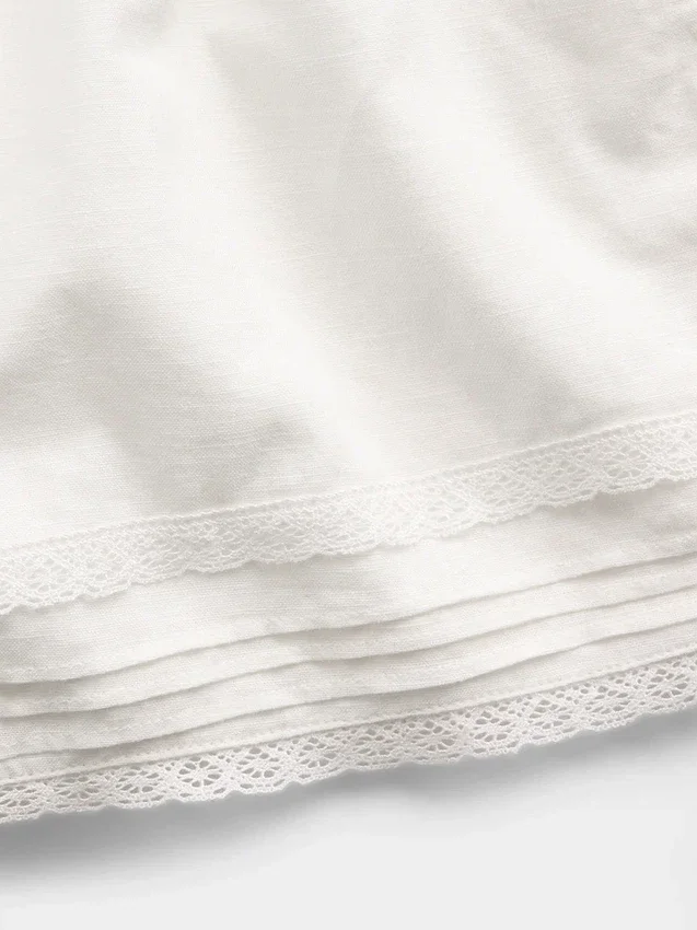 Pantaloncini facili da indossare in misto lino e cotone con bordi in pizzo per bambini