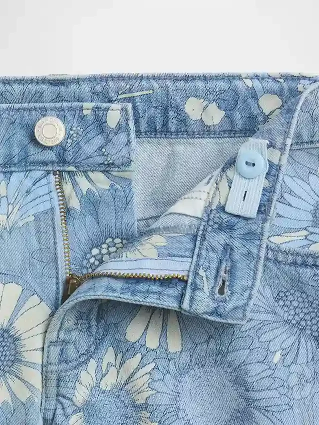 Pantaloncini in denim a vita bassa con motivo floreale per bambini