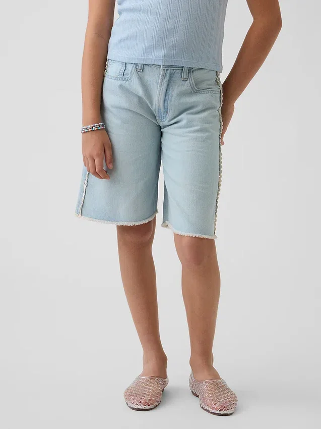 Pantaloncini in denim a vita bassa e linea allungata per bambini