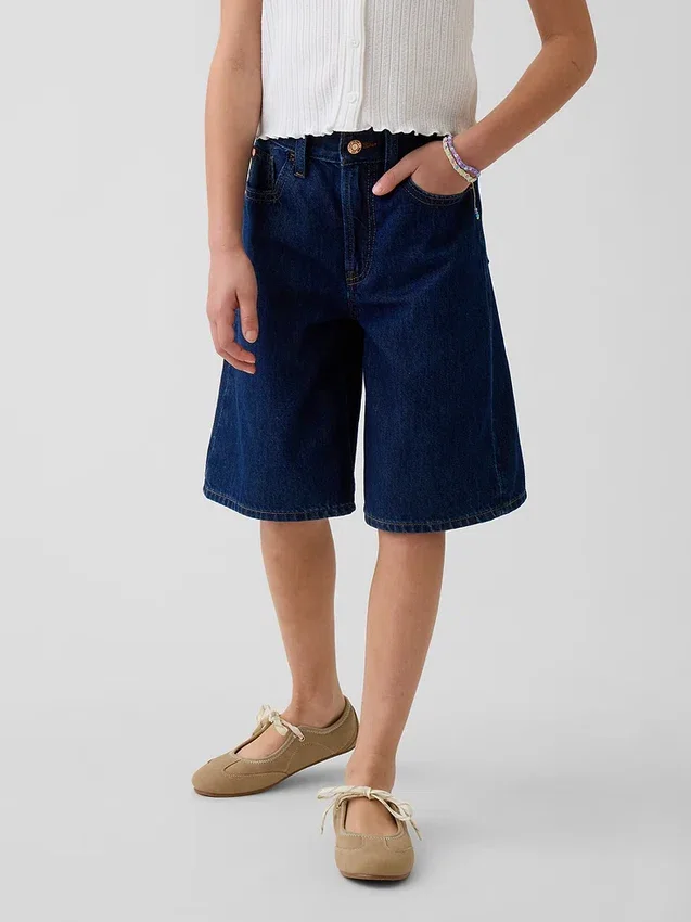 Pantaloncini in denim a vita bassa e linea allungata per bambini