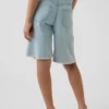 Pantaloncini in denim a vita bassa e linea allungata per bambini