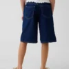 Pantaloncini in denim a vita bassa e linea allungata per bambini