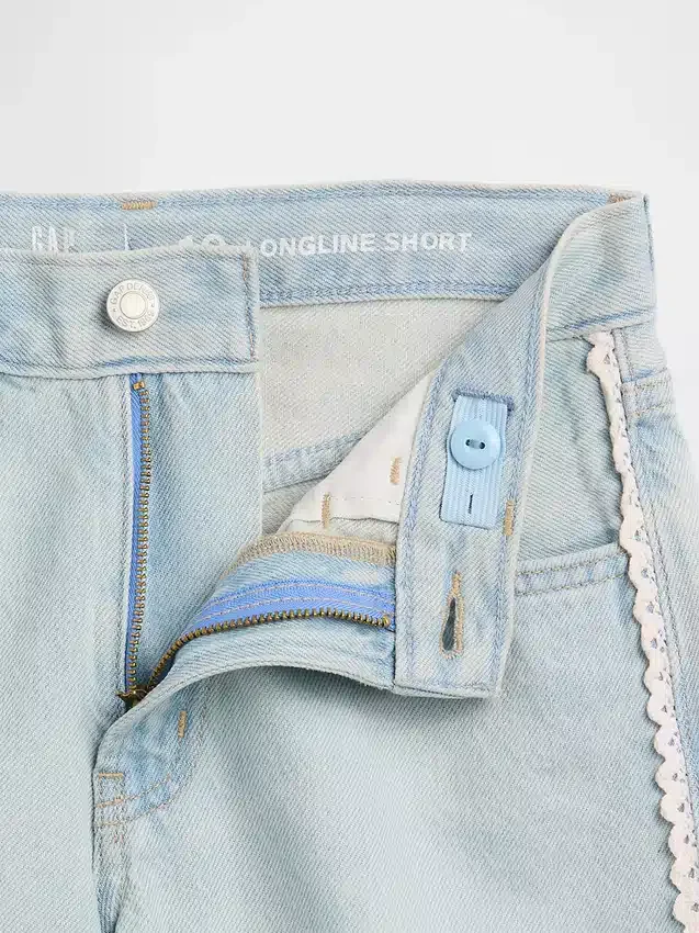 Pantaloncini in denim a vita bassa e linea allungata per bambini
