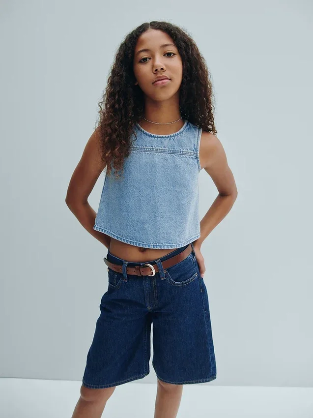 Pantaloncini in denim a vita bassa e linea allungata per bambini