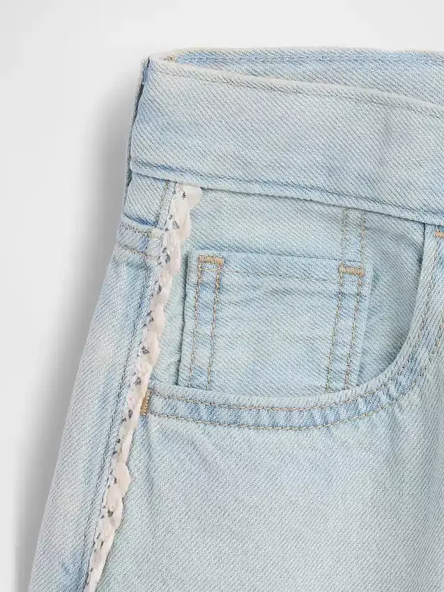 Pantaloncini in denim a vita bassa e linea allungata per bambini