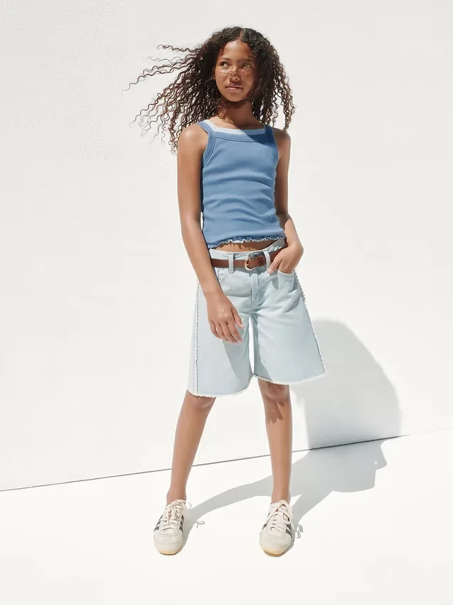 Pantaloncini in denim a vita bassa e linea allungata per bambini