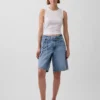 Pantaloncini in denim a vita media con micro cintura e linea allungata da 11"