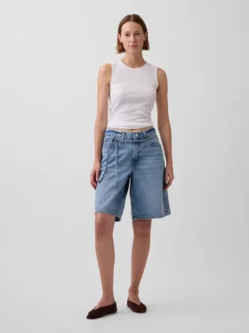 Pantaloncini in denim a vita media con micro cintura e linea allungata da 11"