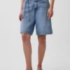 Pantaloncini in denim a vita media con micro cintura e linea allungata da 11"