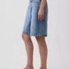 Pantaloncini in denim a vita media con micro cintura e linea allungata da 11"
