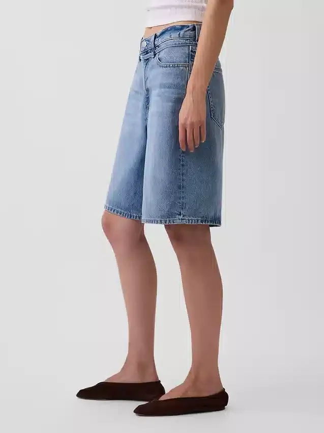 Pantaloncini in denim a vita media con micro cintura e linea allungata da 11"