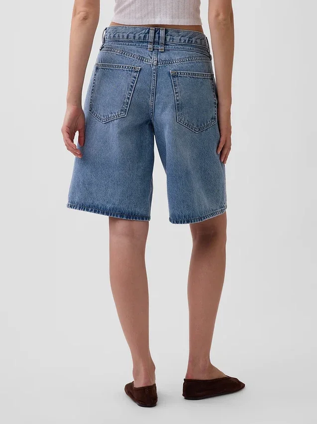 Pantaloncini in denim a vita media con micro cintura e linea allungata da 11"