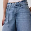Pantaloncini in denim a vita media con micro cintura e linea allungata da 11"