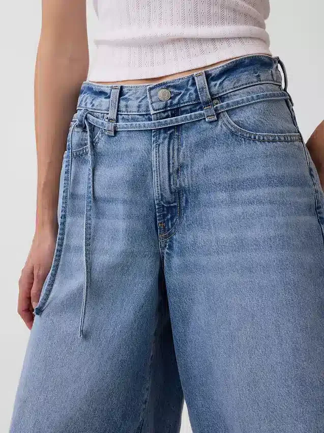 Pantaloncini in denim a vita media con micro cintura e linea allungata da 11"