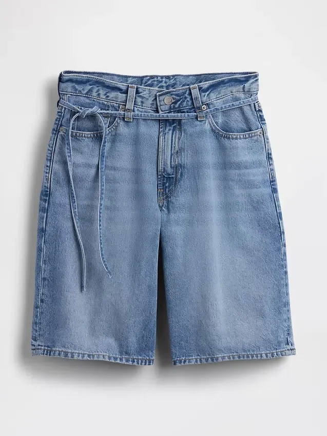 Pantaloncini in denim a vita media con micro cintura e linea allungata da 11"