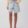Pantaloncini in denim a vita media e vestibilità ampia