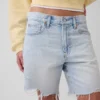Pantaloncini in denim a vita media e vestibilità ampia