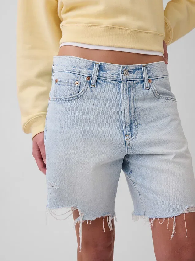 Pantaloncini in denim a vita media e vestibilità ampia