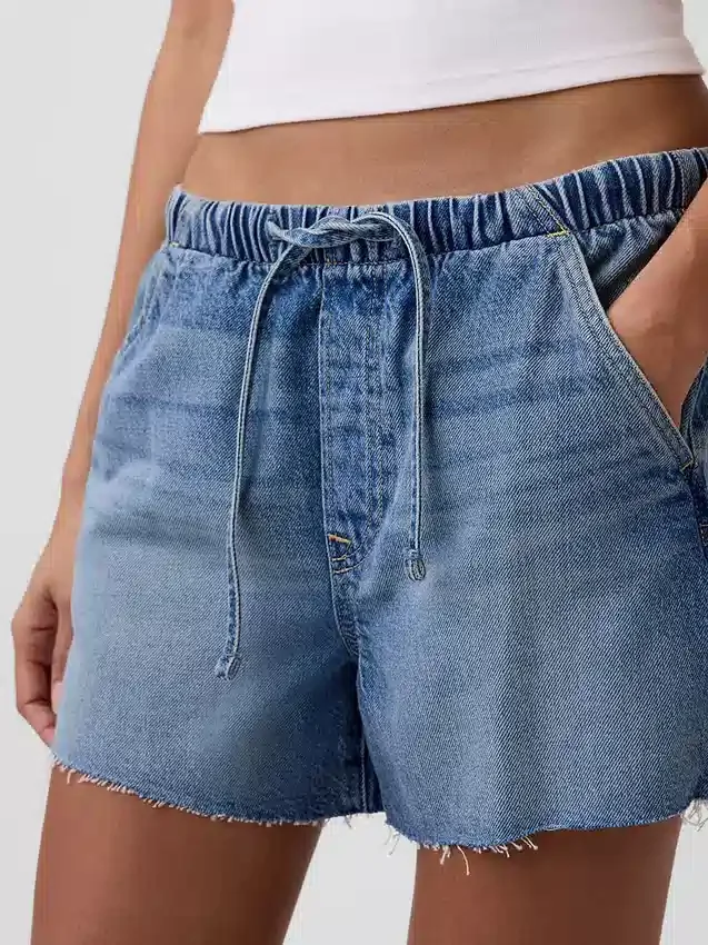 Pantaloncini in denim comodi a vita bassa da 3,5”