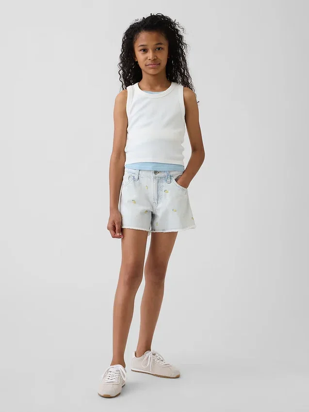 Pantaloncini in denim da bambino a vita bassa con ricamo a forma di limone