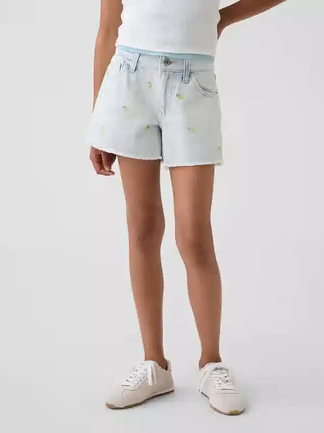 Pantaloncini in denim da bambino a vita bassa con ricamo a forma di limone