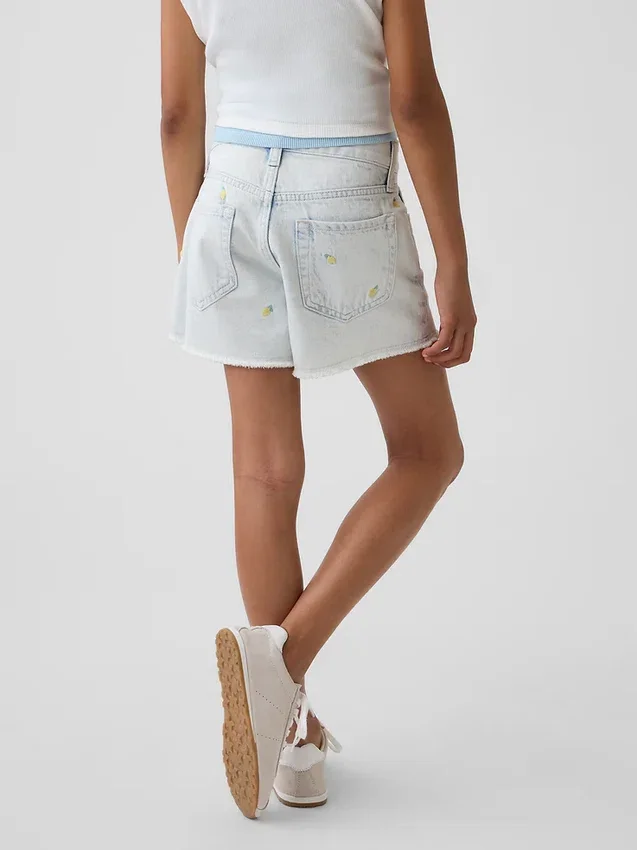 Pantaloncini in denim da bambino a vita bassa con ricamo a forma di limone
