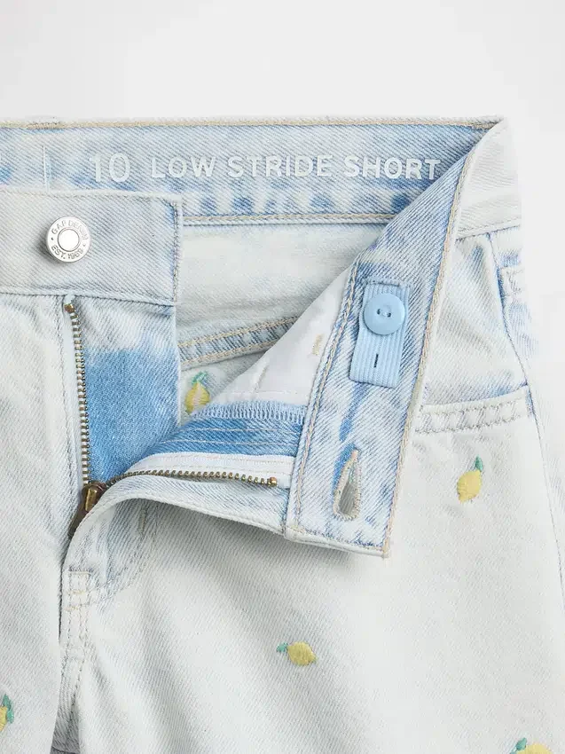 Pantaloncini in denim da bambino a vita bassa con ricamo a forma di limone