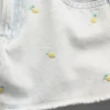 Pantaloncini in denim da bambino a vita bassa con ricamo a forma di limone