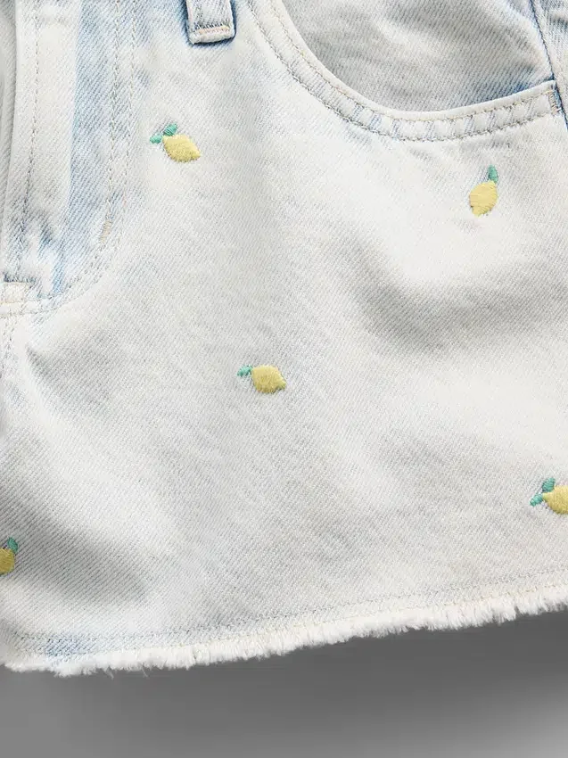 Pantaloncini in denim da bambino a vita bassa con ricamo a forma di limone