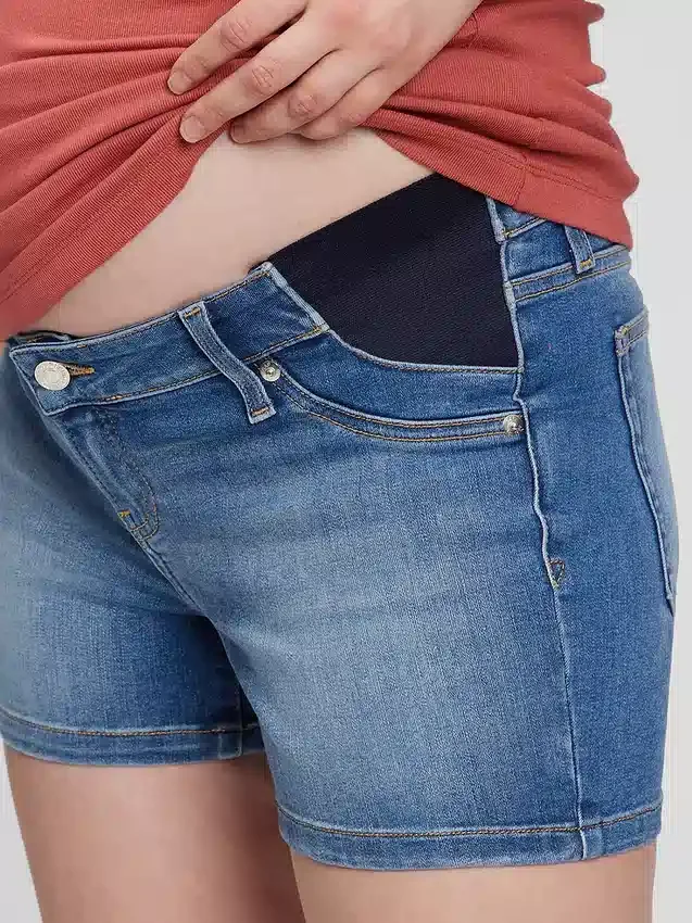Pantaloncini in denim premaman con inserto da 4"