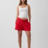 Pantaloncini premaman facili da indossare sotto la pancia