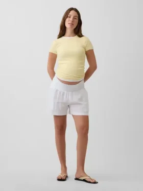Pantaloncini premaman facili da indossare sotto la pancia
