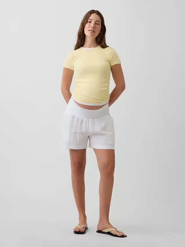 Pantaloncini premaman facili da indossare sotto la pancia