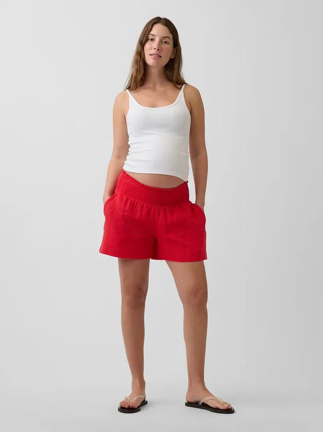 Pantaloncini premaman facili da indossare sotto la pancia