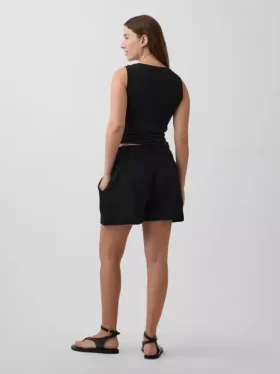 Pantaloncini premaman facili da indossare sotto la pancia