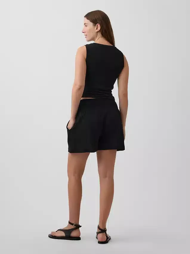 Pantaloncini premaman facili da indossare sotto la pancia