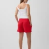 Pantaloncini premaman facili da indossare sotto la pancia