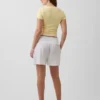 Pantaloncini premaman facili da indossare sotto la pancia