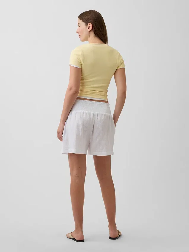 Pantaloncini premaman facili da indossare sotto la pancia