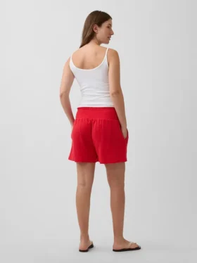 Pantaloncini premaman facili da indossare sotto la pancia