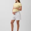 Pantaloncini premaman facili da indossare sotto la pancia